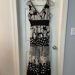 Jonathan Martin Floral ruffle vneck vback dress size M black/white